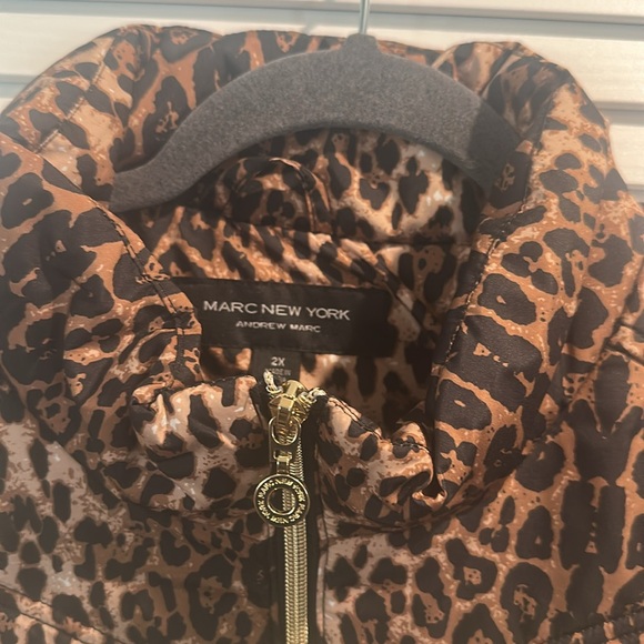 NWT Marc Jacob Quilted Winter Vest with zipped front pockets and zipped down. - Picture 3 of 6